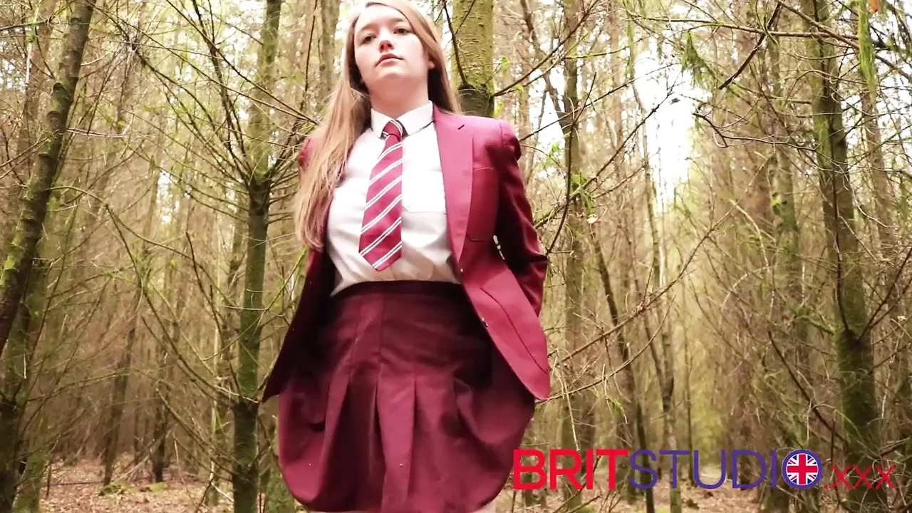 British 18yo in Uniform Uses She Wee Outdoor – Amateur HD