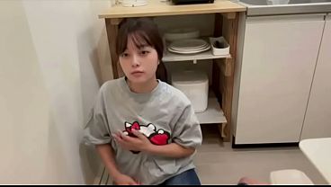大学生のキッチンでの一人オナニー – 夜の欲求解放