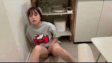 大学生が孤独な夜にオナニーで楽しむシーン