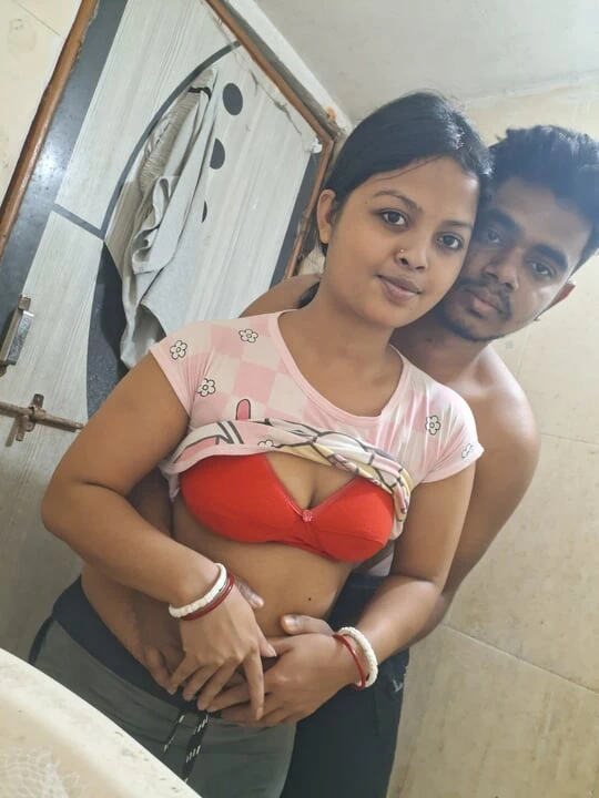 Indian Hot Wife’s Steamy Encounter with Boyfriend in Washroom