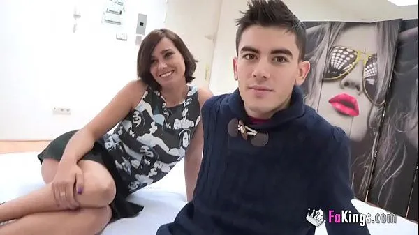 Jordi and Friends Intimately Engage with Amateur Star – HD