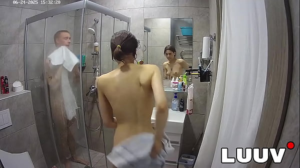 Couple Kareflore and Abbadon Enjoy a Refreshing Shower Together