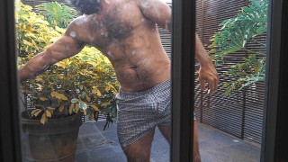 Caught in Action: Gardener Tauro’s Unexpected Moment on the Patio