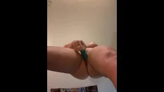 Sunburned Performer Explores Pleasure with Bigtittygothegg